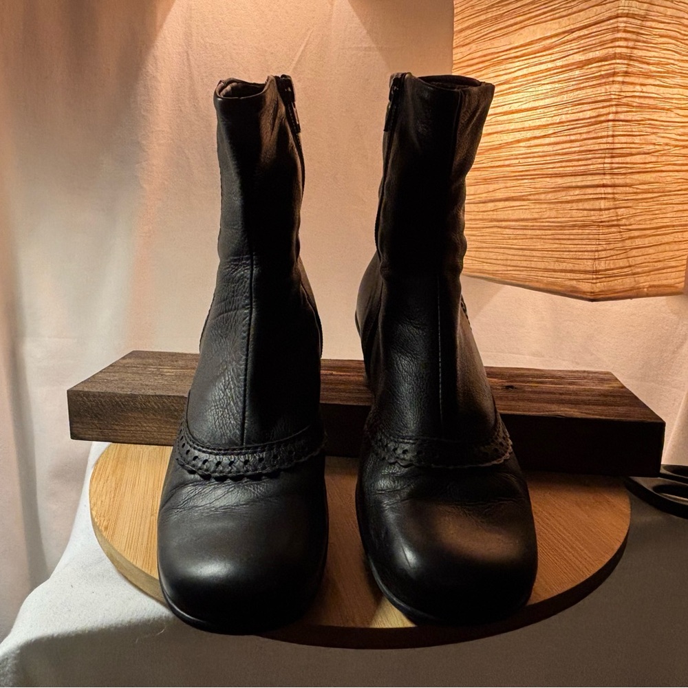 La CANADIENNE Black Leather Ankle Booties